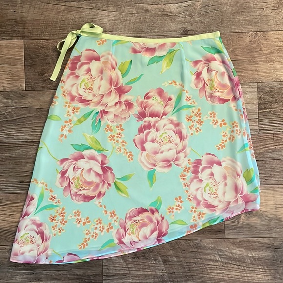 Women’s Floral Skirt - Picture 2 of 5